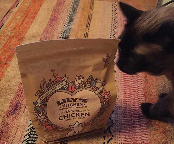 Croquettes Au Poulet Pour Chat Proposees Par Lily S Kitchen Notre Siecle